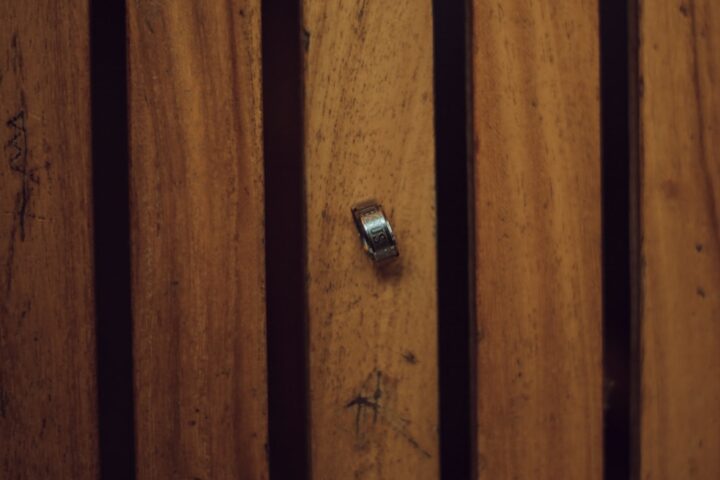 How to Fix a Wardrobe Door That Will Not Close Anymore